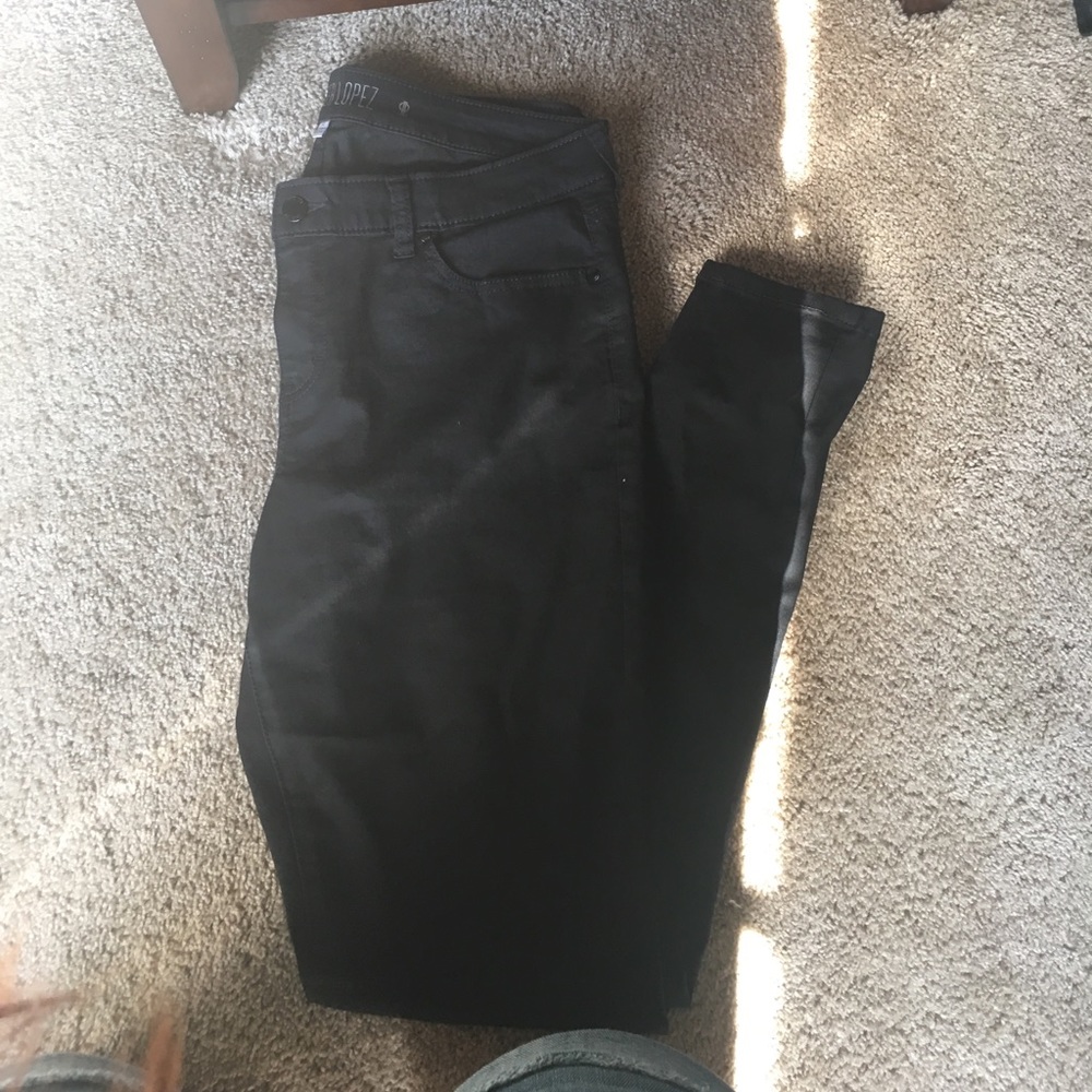 Jennifer Lopez black skinny jeans