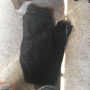 Jennifer Lopez black skinny jeans