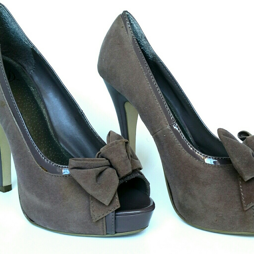 Peep toe pumps