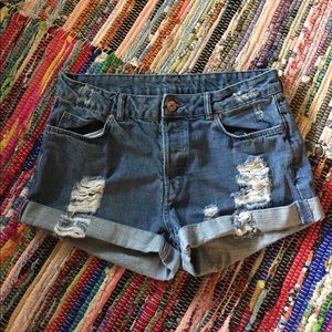 H&M Divided distressed denim boyfriend short