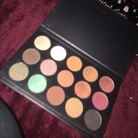 Makeup don't use it and need the money - Picture 2 of 6