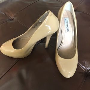 Size 6 Steve Madden closed toe pumps