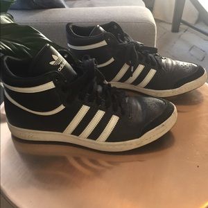 Classic Adidas Midrise Sneakers!