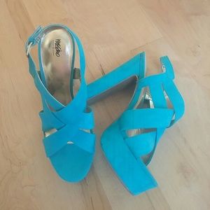 Turquoise platform sandal.
