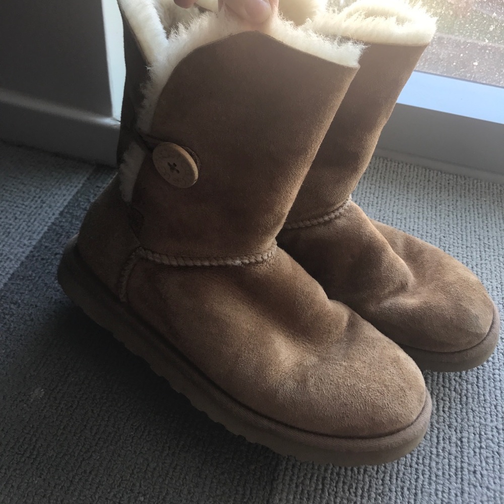 UGGS Bailey Button Chestnut