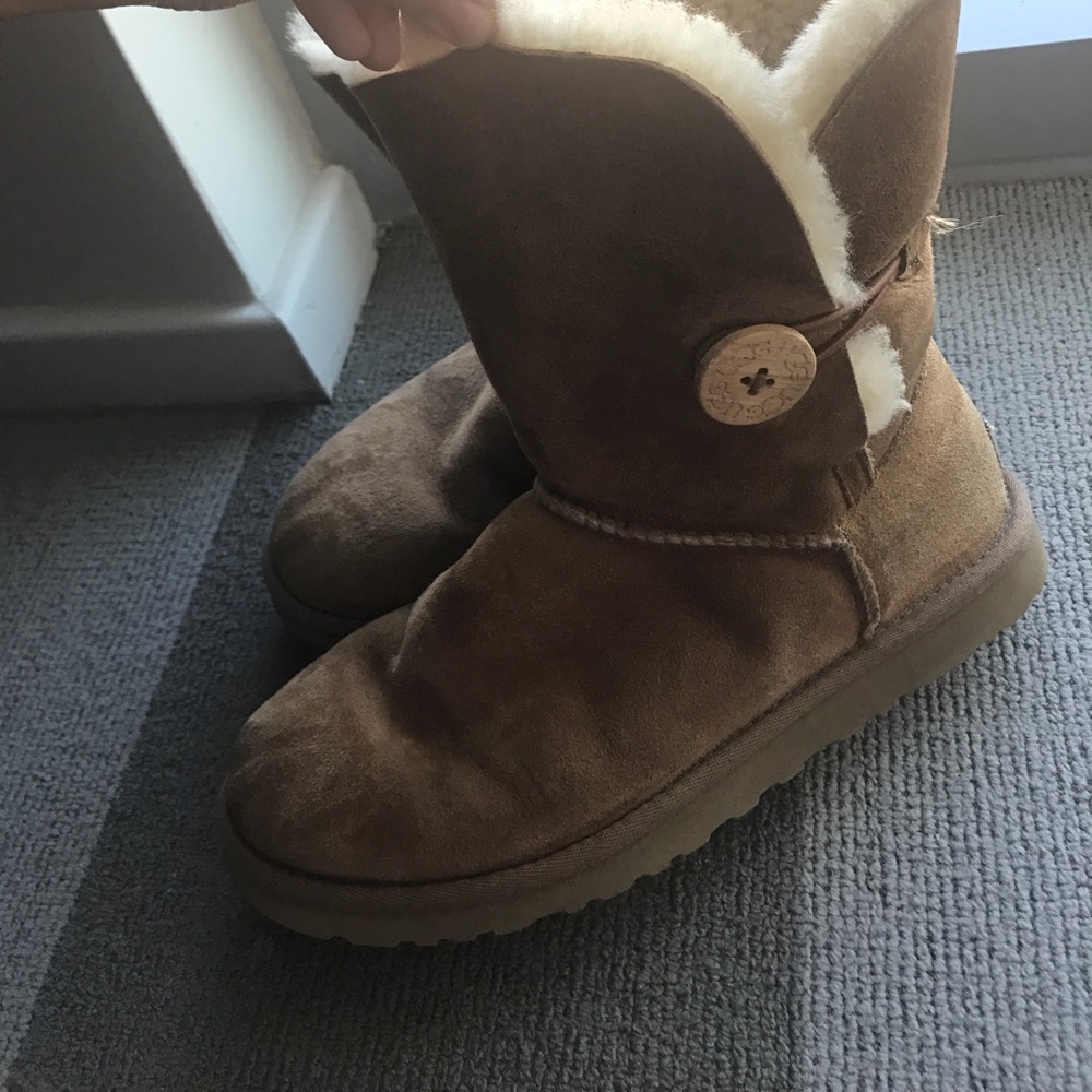 UGGS Bailey Button Chestnut - Picture 2 of 4