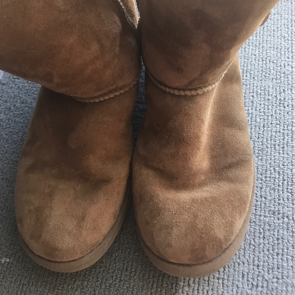 UGGS Bailey Button Chestnut - Picture 3 of 4