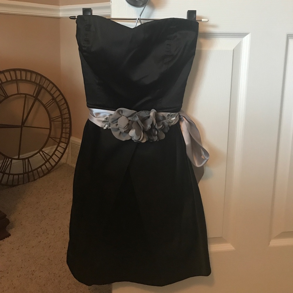 Gorgeous strapless little black dress.