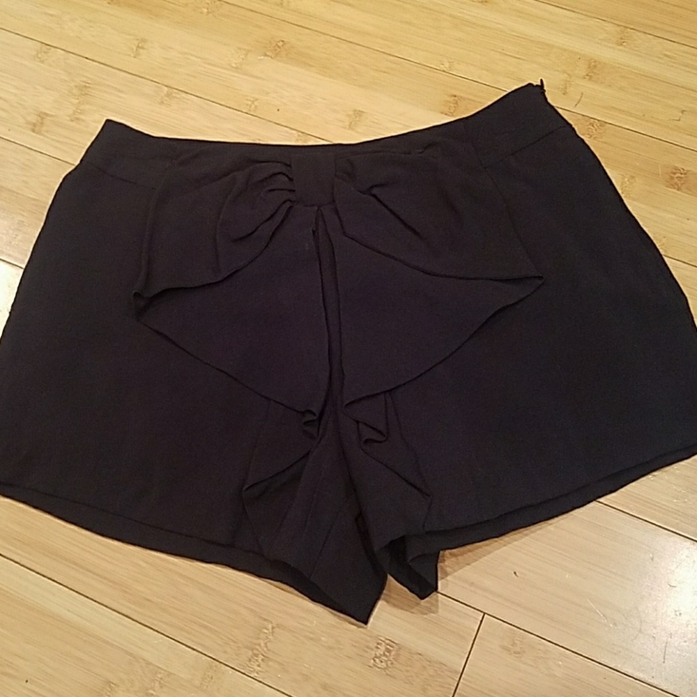 Cute black bow front shorts, Sz S