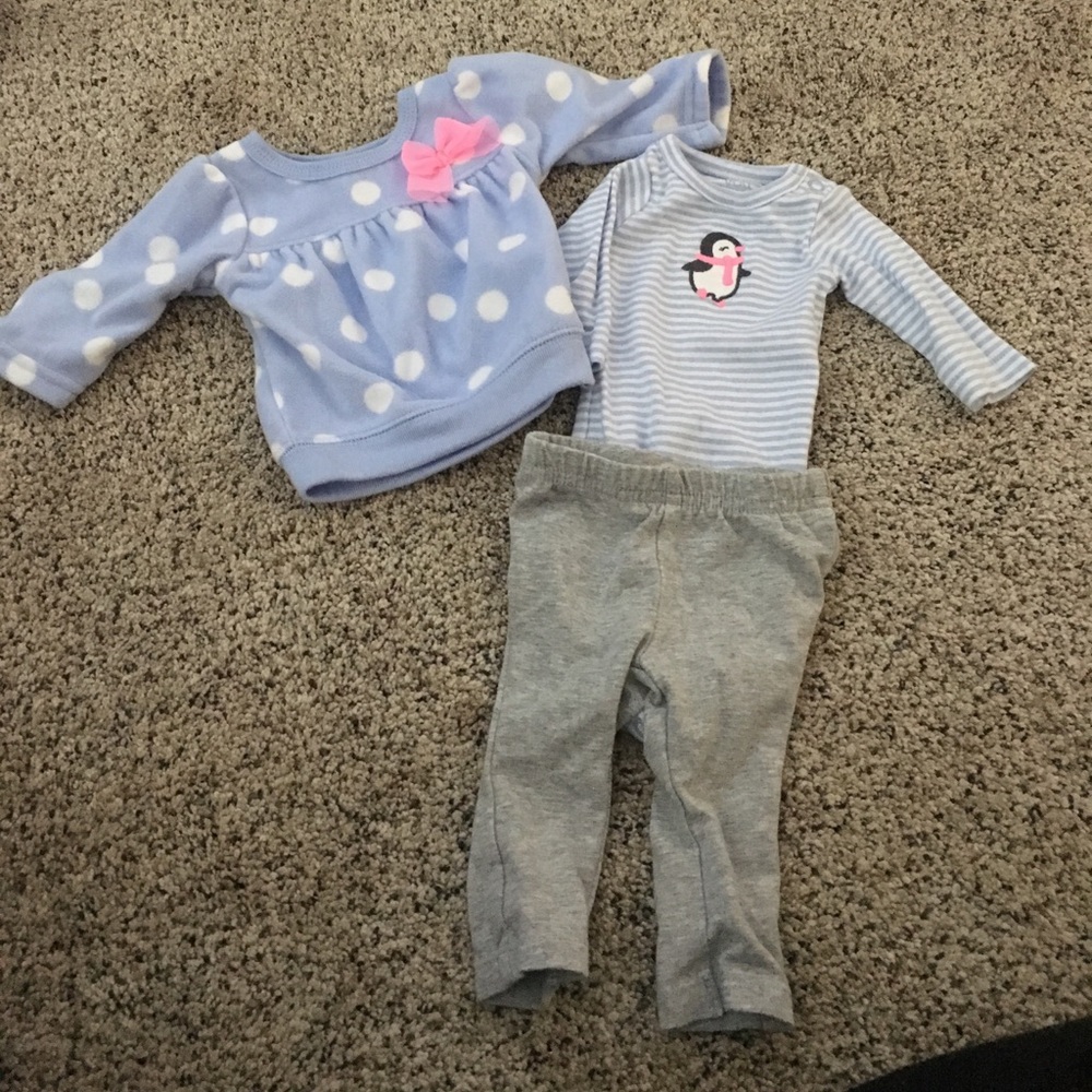 New born Carter's cute set.
