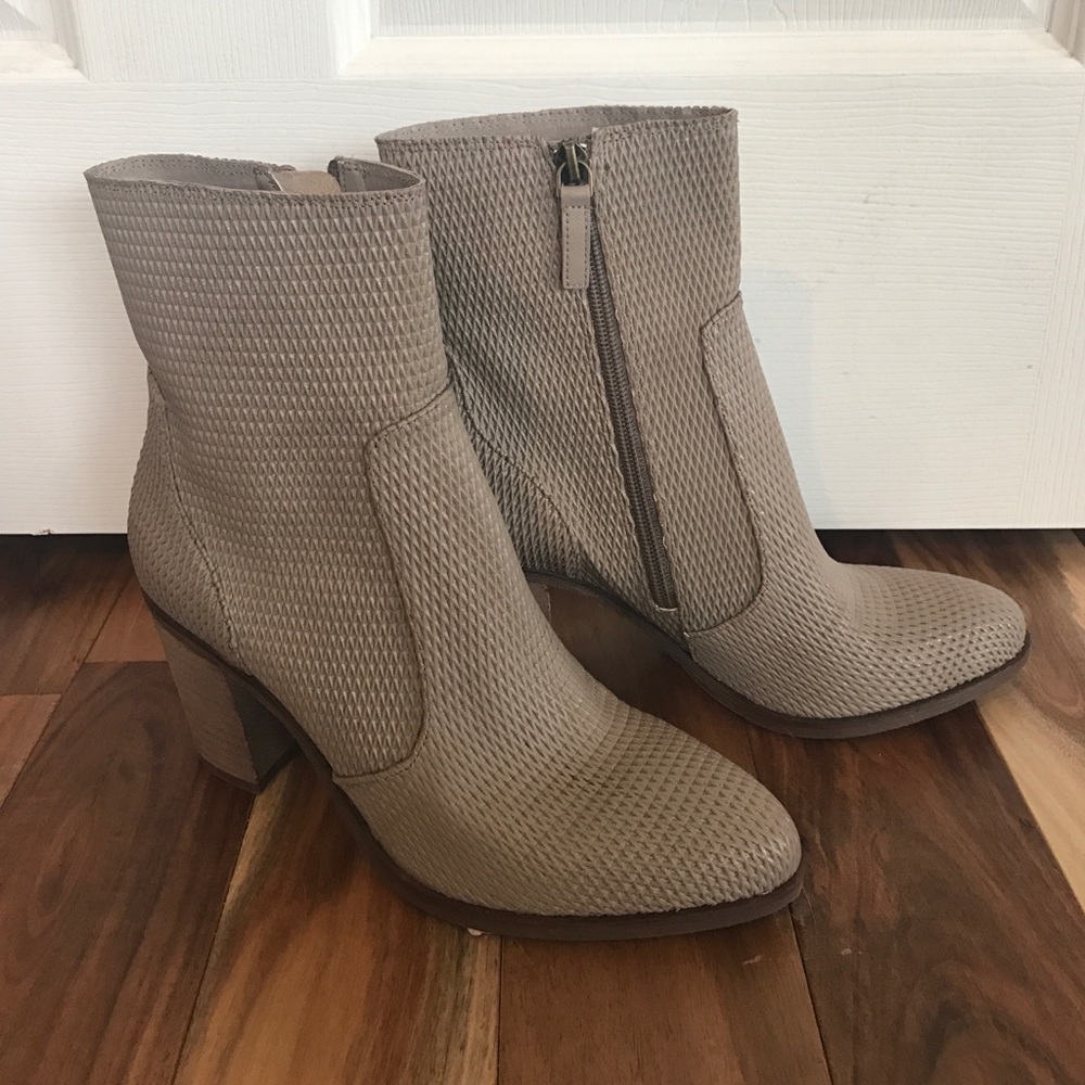 Hinge booties