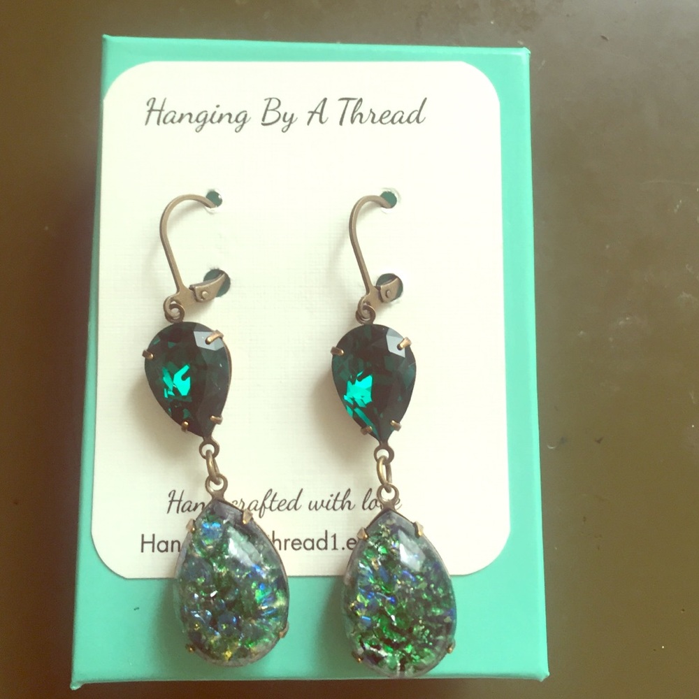 Pretty emerald green earrings.💚