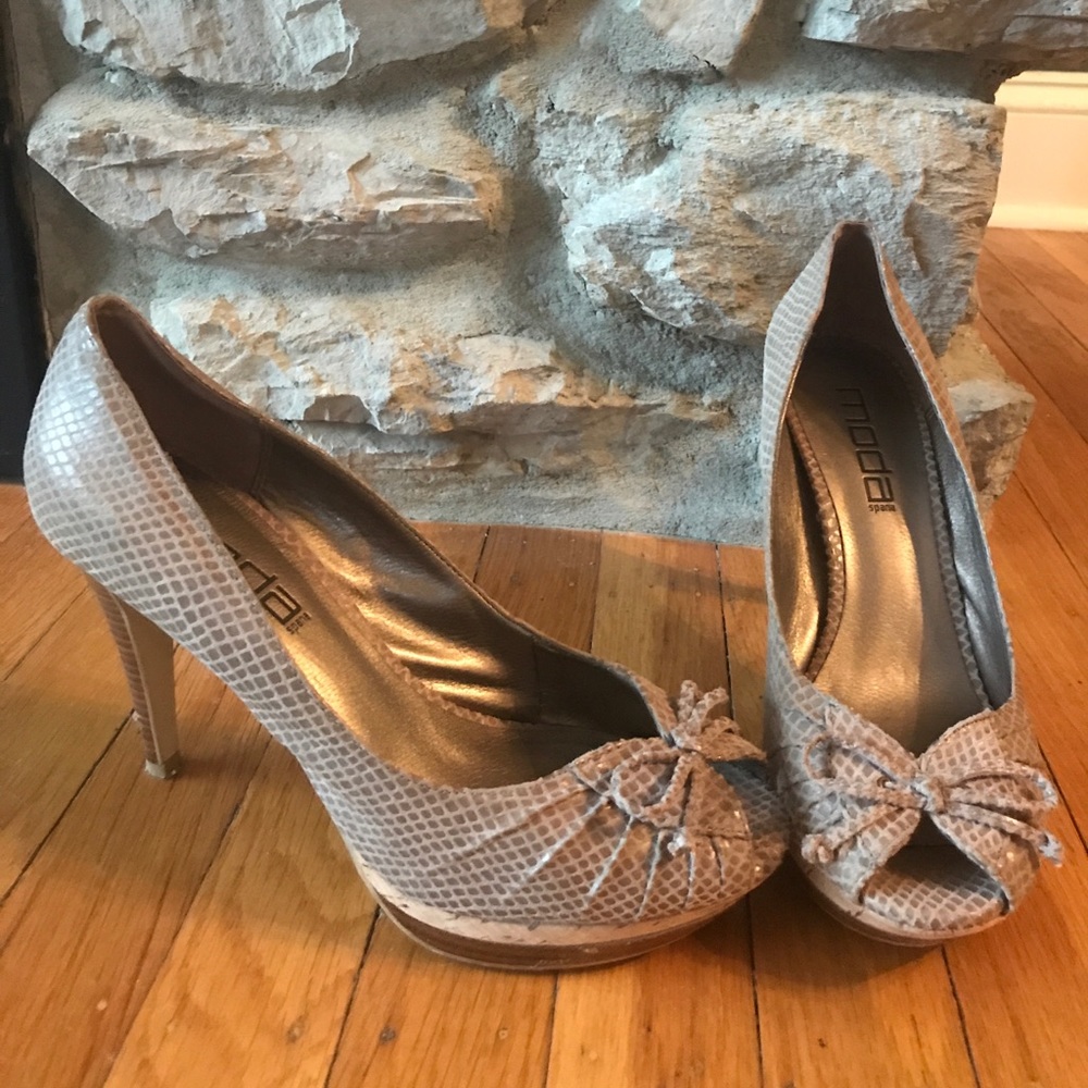 Nude/beige open toe pump