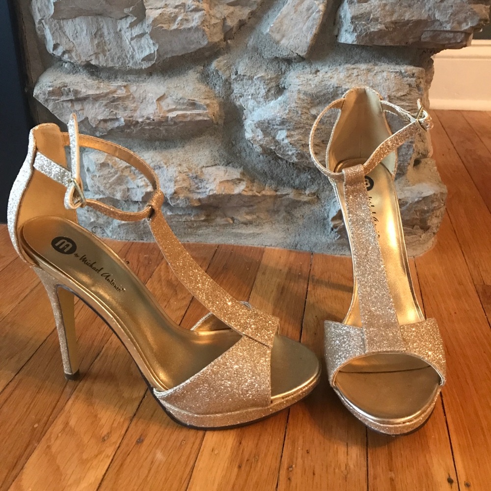 Gorgeous gold sequin pump.