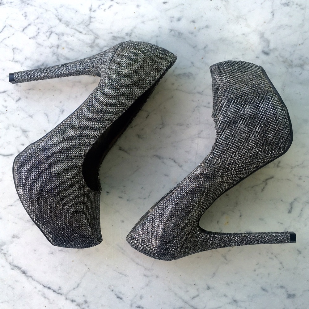 💥SALE💥 CHARLOTTE RUSSE SILVER/METALLIC HEELS