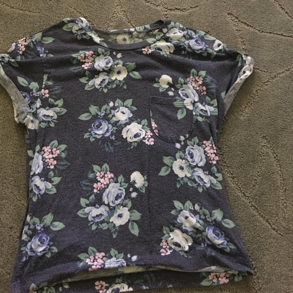Super cute rose tee💗