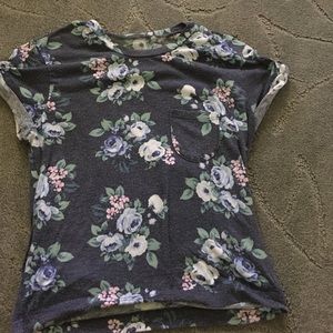 Super cute rose tee💗