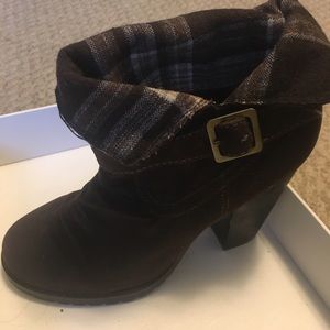 Brown heeled ankle boots with plaid fold | Shi