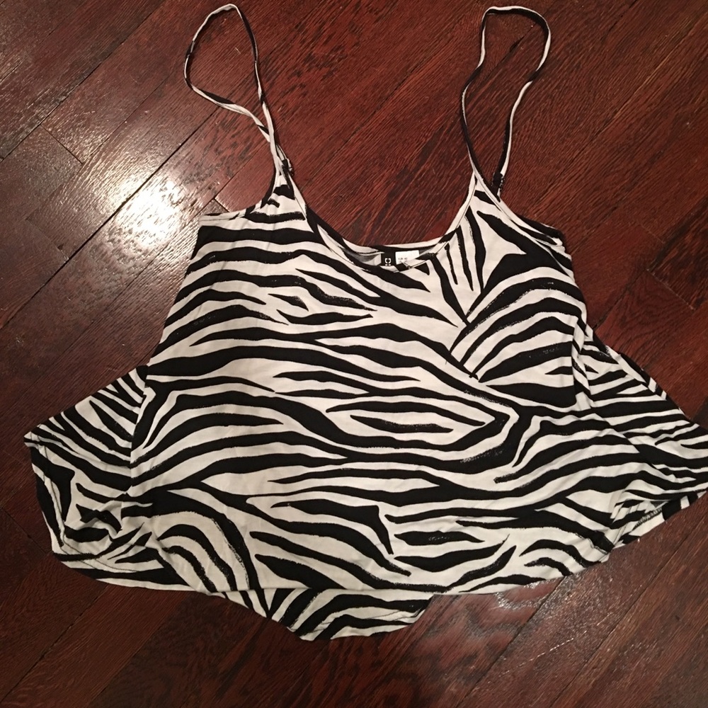 Black and white swing crop top