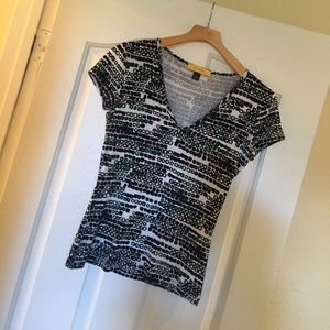 Green, blue and white v-neck t-shirt.