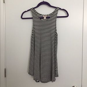 Long loose tank top.