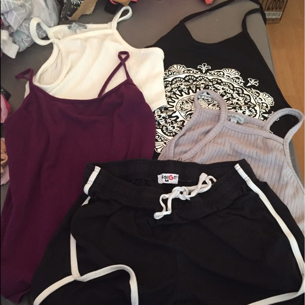 💸SOLD💸 - 📦BUNDLE📦 5x Crops/Tanks/Shorts (S/M)