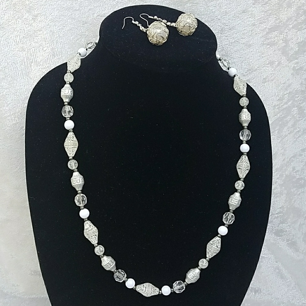 Pretty Vintage Necklace with Earrings