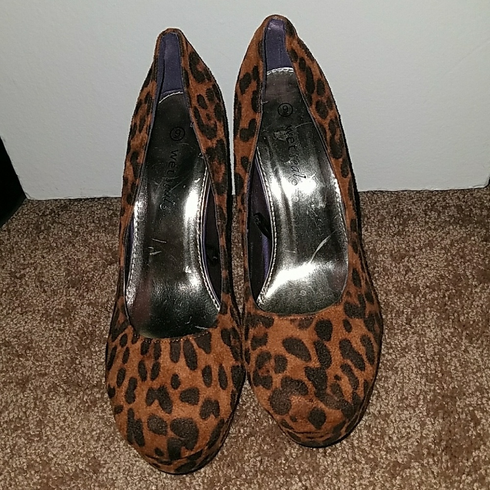 Adorable like new, dark cheetah pumps.