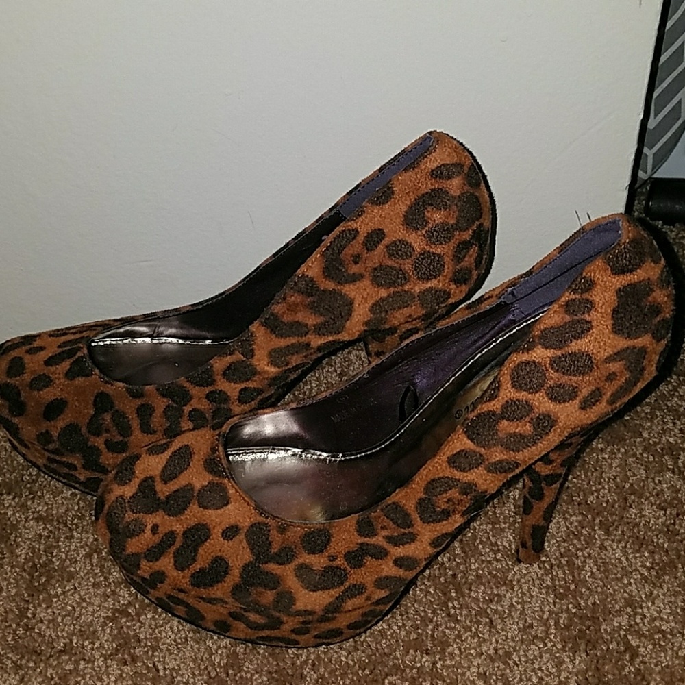 Adorable like new, dark cheetah pumps. - Picture 2 of 4