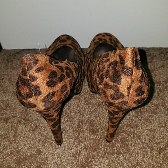 Adorable like new, dark cheetah pumps. - Picture 3 of 4