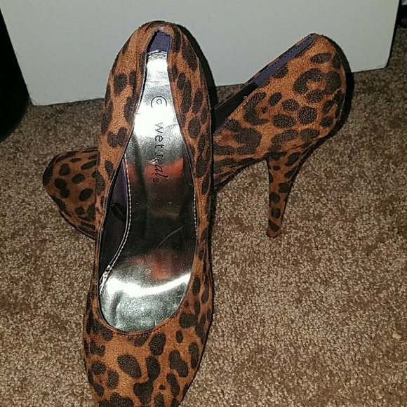 Adorable like new, dark cheetah pumps. - Picture 4 of 4