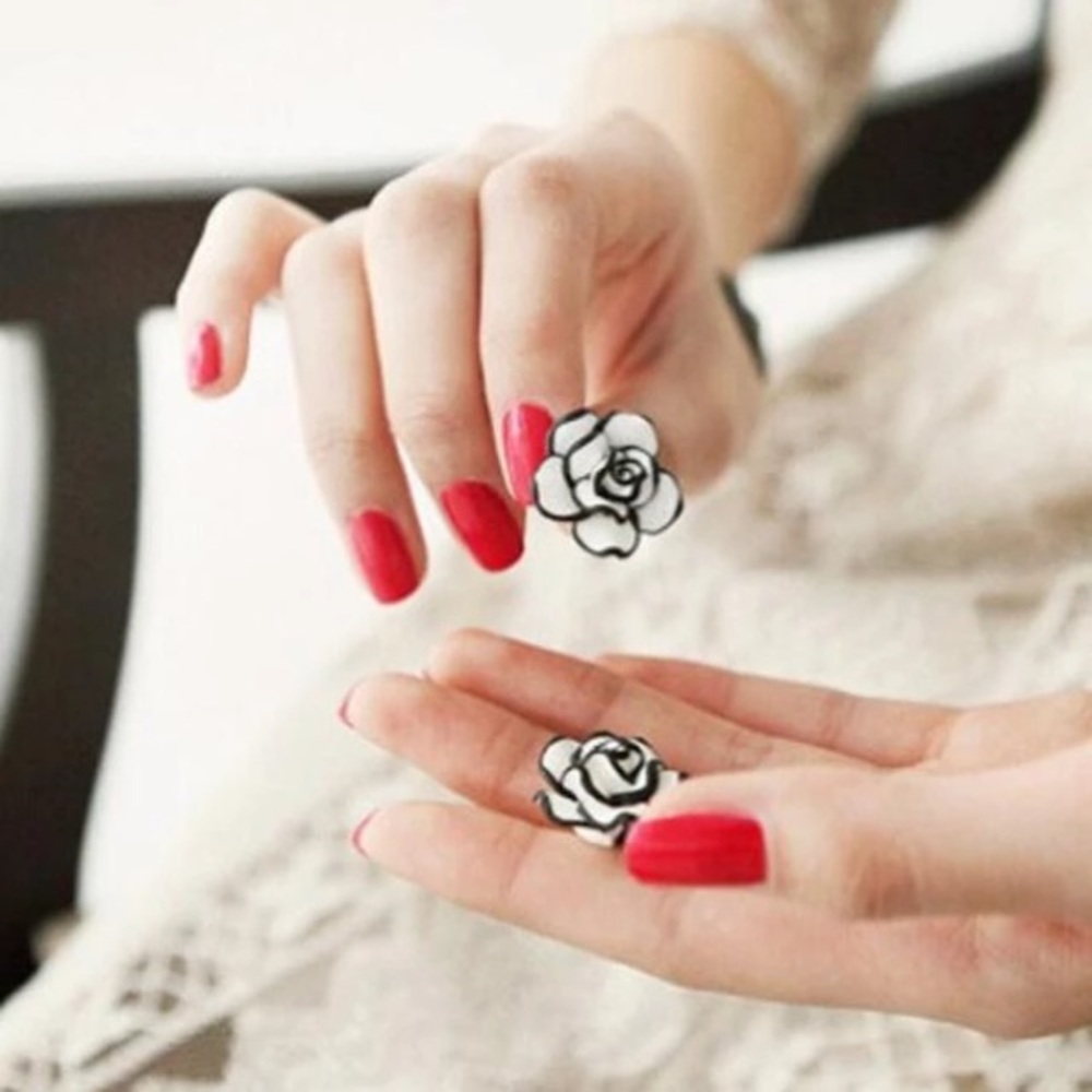🆕 Cute Black White Rose Shaped Flower Earrings!!