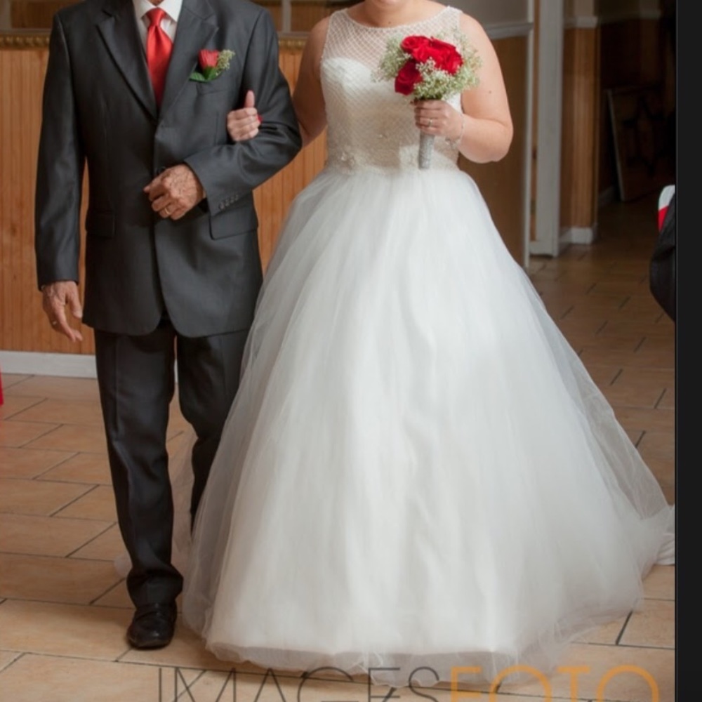 A Line wedding dress w/train - Picture 3 of 5