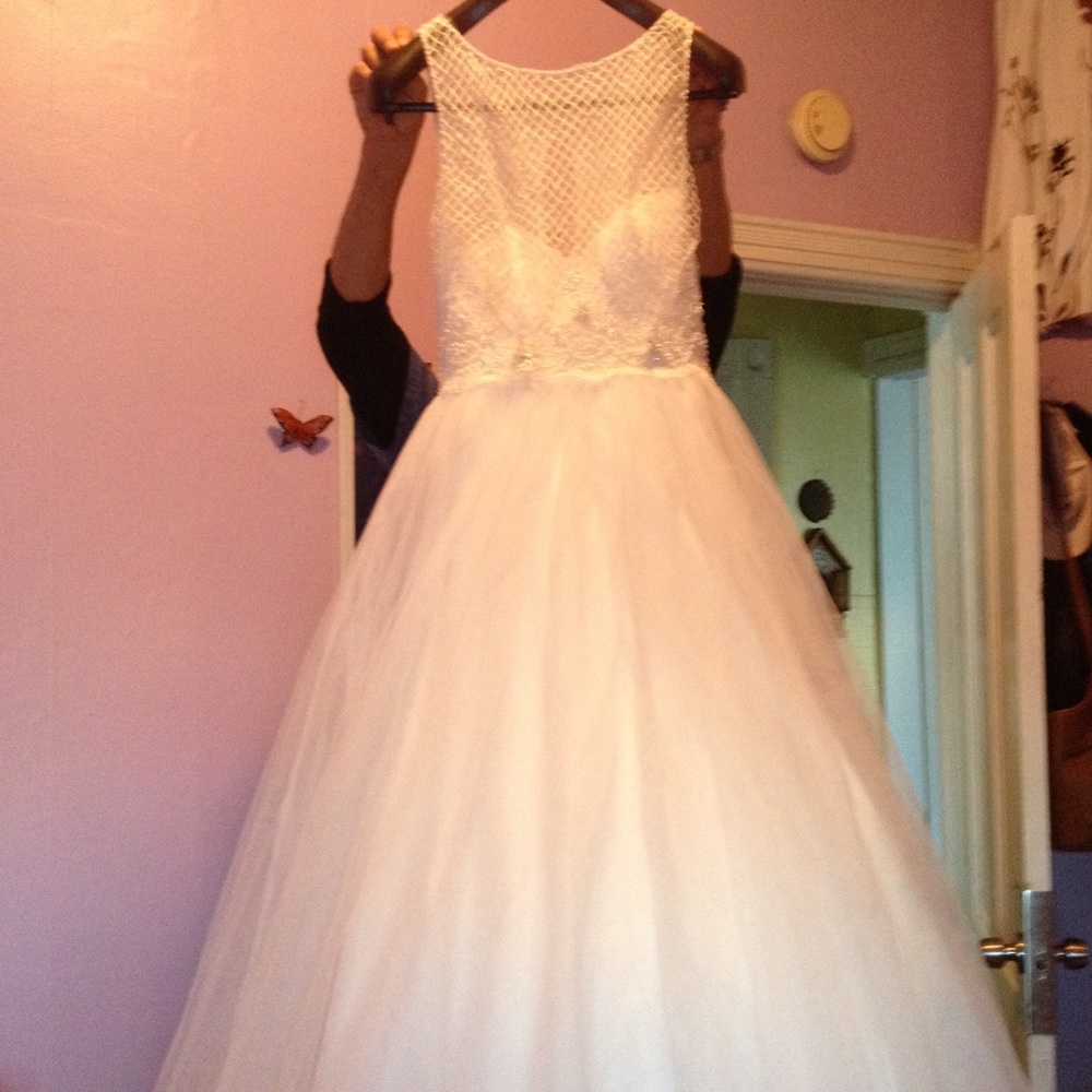 A Line wedding dress w/train - Picture 4 of 5