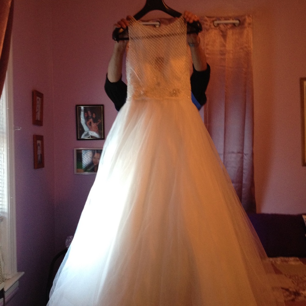 A Line wedding dress w/train - Picture 5 of 5