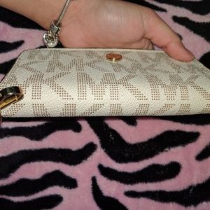 Michael Kors Signature Slim Wristlet
