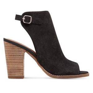 Black peep-toe  slingback shooties