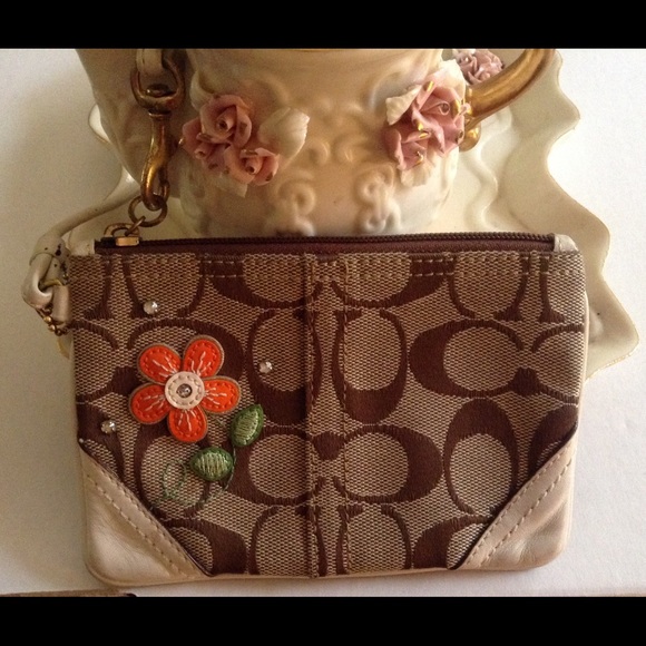 Coach - Picture 3 of 4