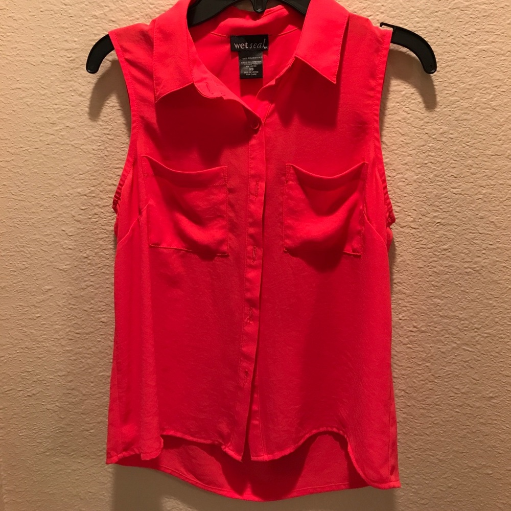 Very cute tank top with back cutout!!
