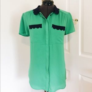 👩🏻‍💼Anthro button down blouse w scallop detail