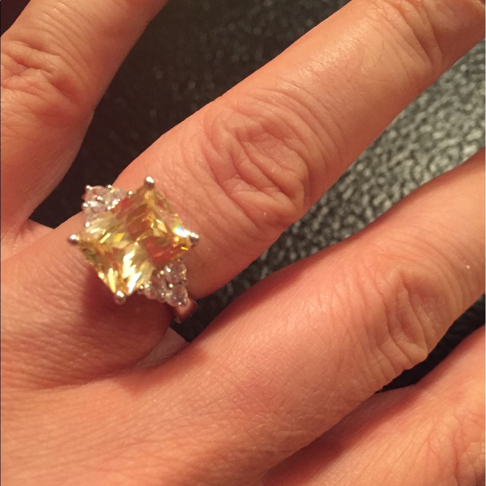 Stunning 14k gold canary and cz ring