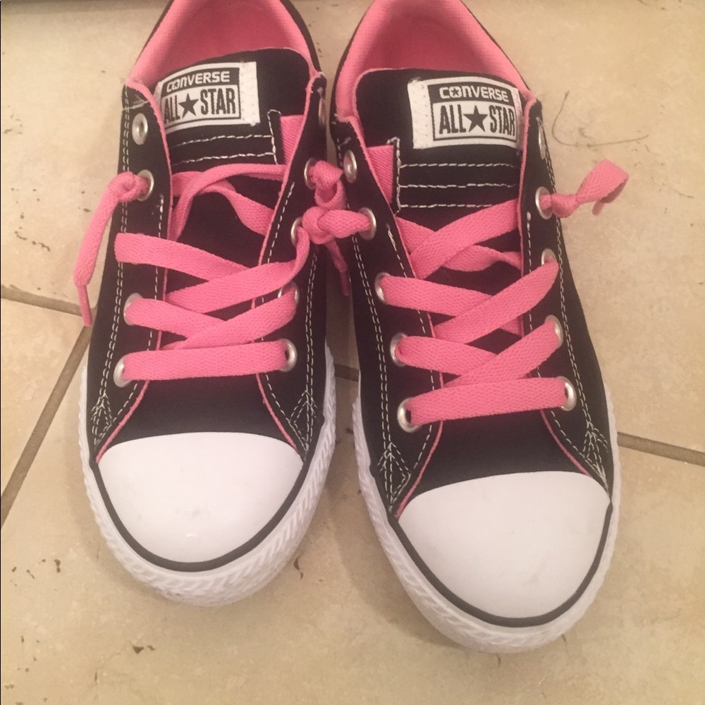 Converse woman's/girls shoe sz 3 girls
