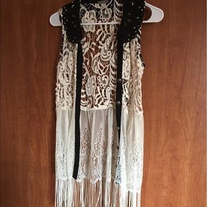 Detailed lace gimmicks top