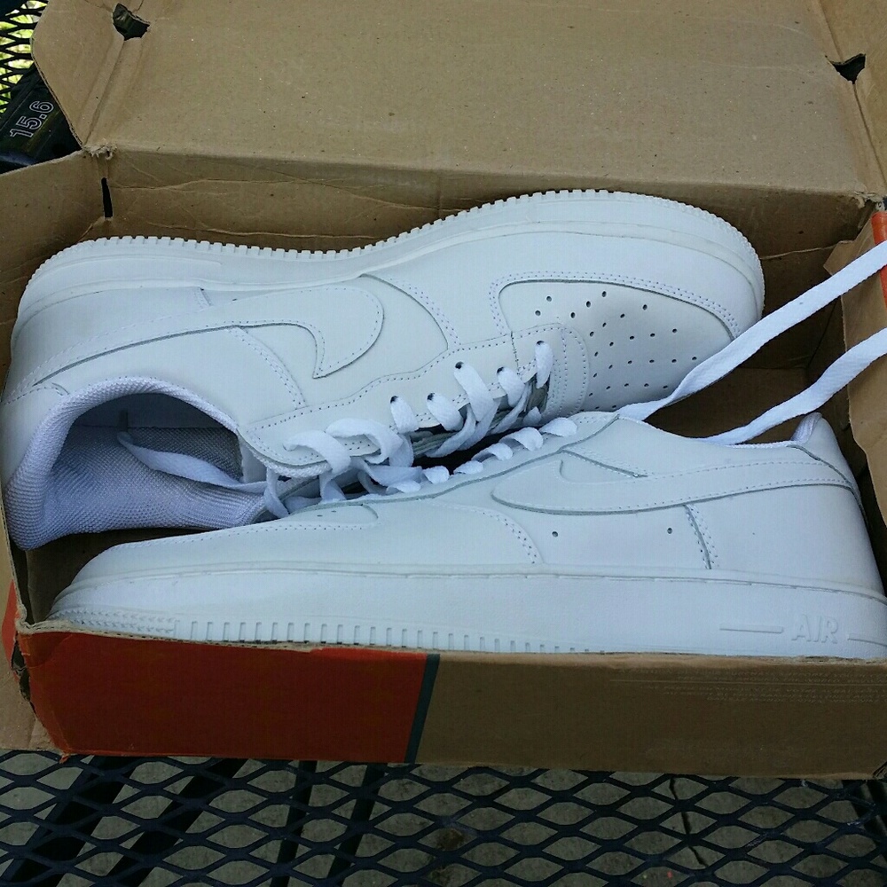 NIKE AIR FORCE 1 WHITE ON WHITE LOW TOPS 4 HRS OLD