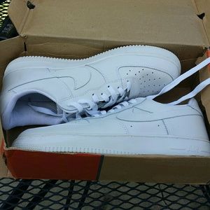 NIKE AIR FORCE 1 WHITE ON WHITE LOW TOPS 4 HRS OLD