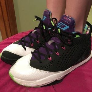Basketball shoes