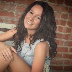 MEET YOUR POSHER, SUZANNE😊