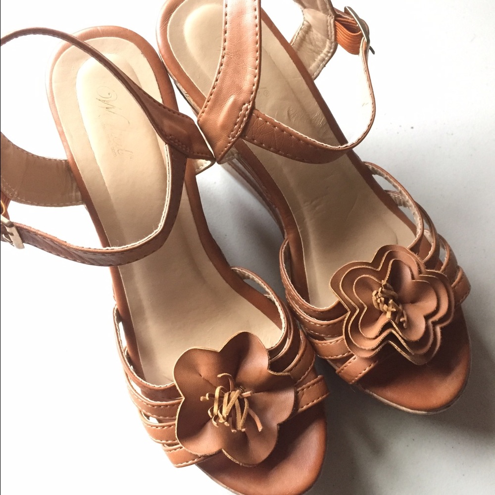 Wanted Women's Size 7 Daisy Cork Wedge Sandals