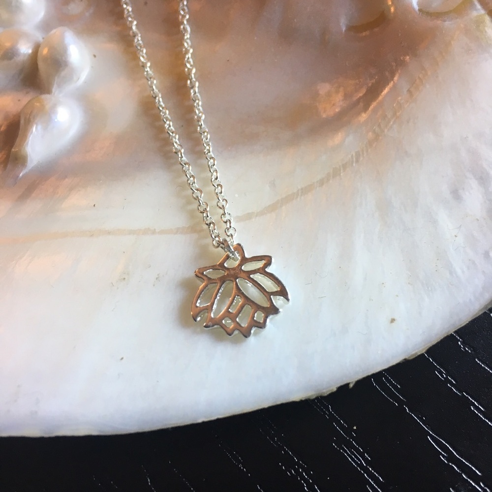 Silver-plated lotus necklace - Picture 3 of 4