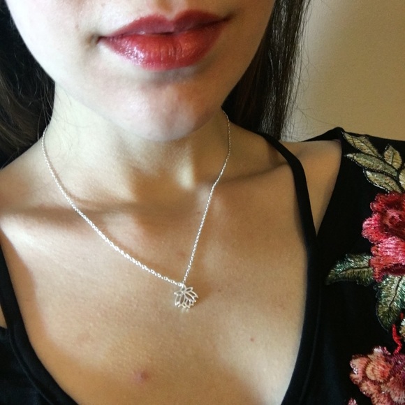 Silver-plated lotus necklace - Picture 2 of 4